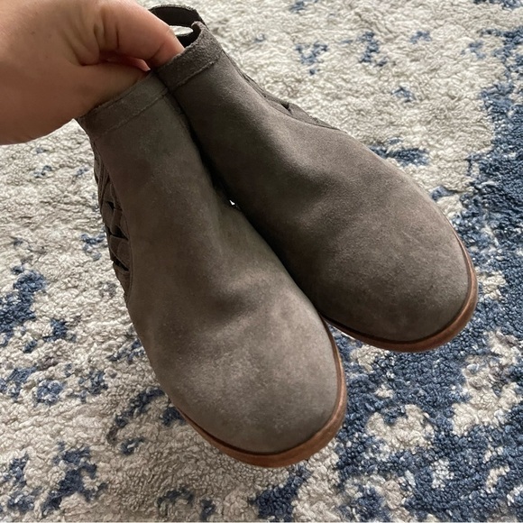 Vince Camuto Peera Cutout Ankle Bootie Boots Suede Leather Size 7 Grey - Picture 7 of 10